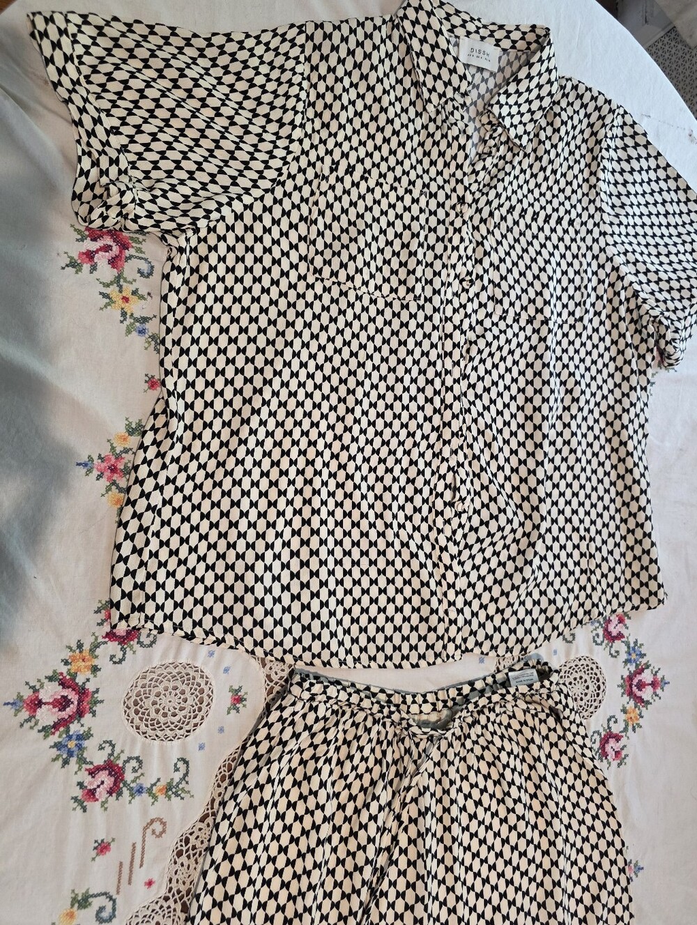 DISSH Set Geometric Co Ord Resort Cream And Black Top And Wide Leg Pants Size 4 - Picture 7 of 16
